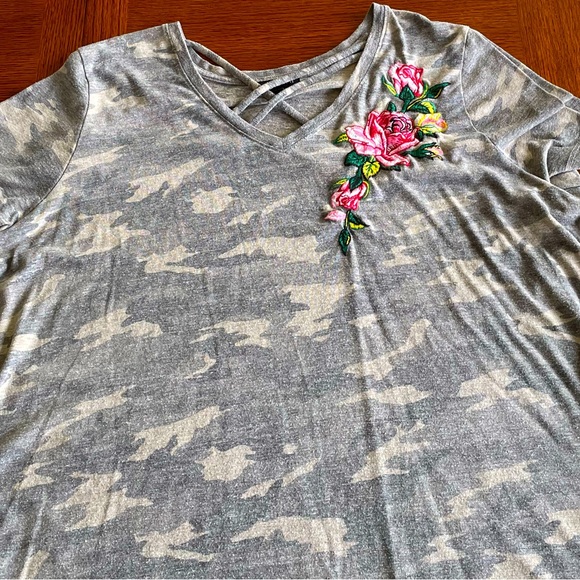 Short sleeve Lane Bryant Camo with embroidered flowers. - Picture 1 of 3